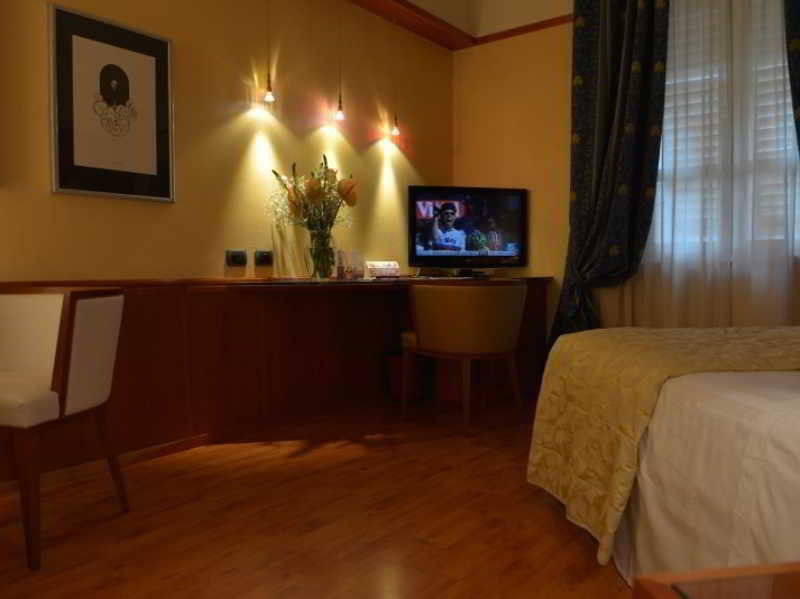 Albergo Celide Lucca Bagian luar foto
